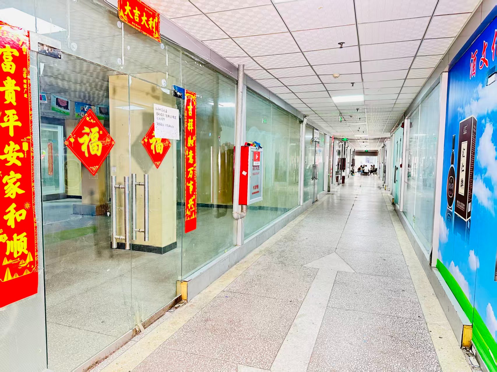 涧滨南路辅路园区位于洛阳市老城区春都路商贸核心区域，周边商业氛围成熟，交通便利，配套完善。依托传统副食品商贸资源，园区具备良好的经营基础和人气优势，是企业办公、商品展示、批发零售及创业发展的理想选择。